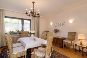 Wohnzimmer mit Tisch und 8 Stühlen