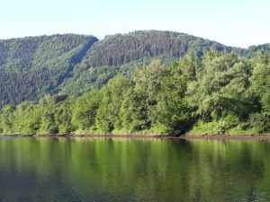 Stausee und Blick auf den Wilden Kermeter