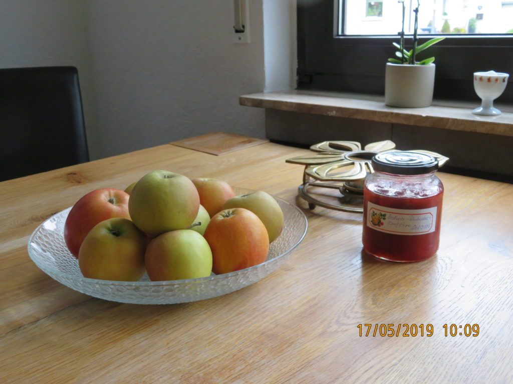 Obst und Marmelade auf dem Küchentisch
